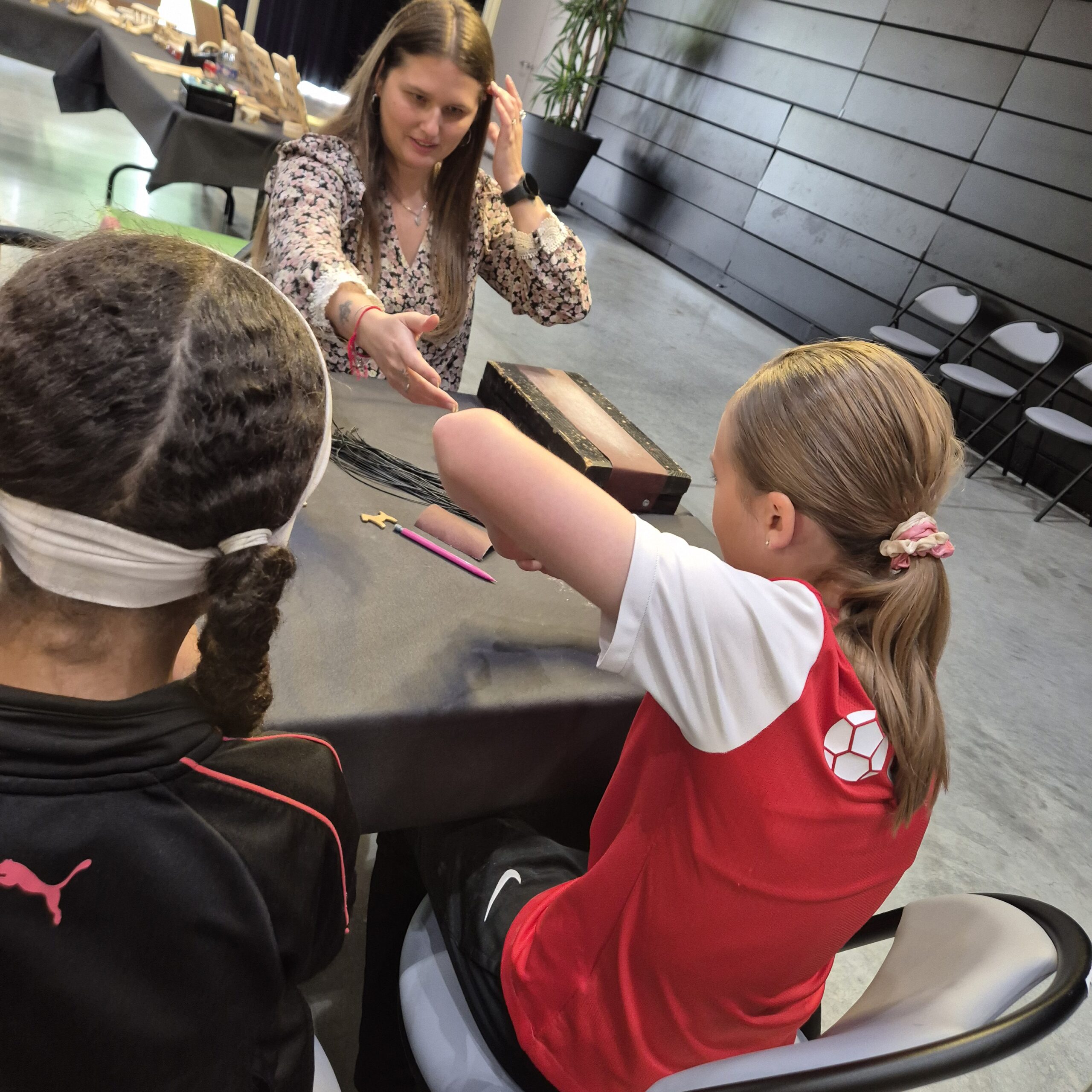 Atelier de fabrication d’un objet en bois pour enfants